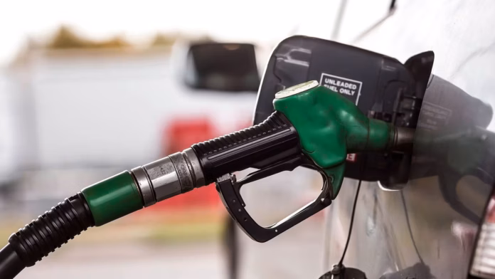 Sheinbaum extiende seis meses el pacto para contener gasolina y diésel