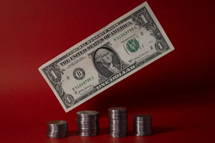 El peso cierra en 16.8912 por dólar y alcanza su mejor nivel desde mayo de 2024