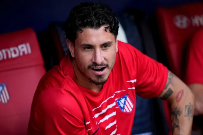 El Sevilla mide su margen salarial para cerrar un tercer refuerzo entre Giménez y Bogarde