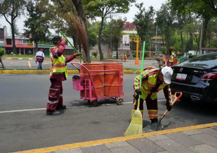 Programas sociales sustituyen empleos formales en las cuadrillas de limpia de la CDMX